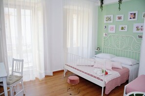 Kamar Quadruple, balkon, pemandangan kota | Minibar, meja kerja, ruang kerja ramah laptop, dan Wi-Fi gratis
