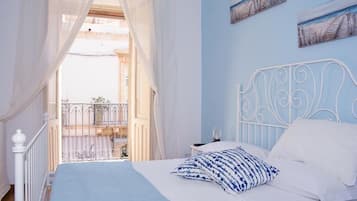 Triple Room, City View | Desk, laptop workspace, free WiFi
