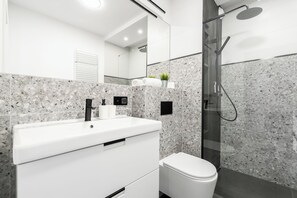 Standard Apartment, Balcony, Courtyard View | Bathroom - MARGI Verde Apartament (Szczecin)