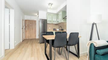 Apartamento estándar, balcón, vistas al patio | Tabla de planchar con plancha, cunas (de pago), wifi gratis