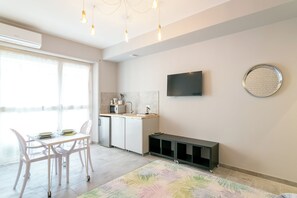 Appartement, balkon | Privékeuken | Een koffiezetapparaat/waterkoker, een waterkoker