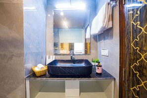Apartamento, 1 cama King, sacada, vista para a colina | Banheiro | Chuveiro, produtos de toalete grátis, chinelos, toalhas de banho