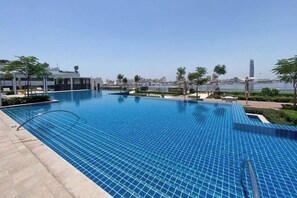 Pool - Waterfront 2BR with Dubai Skyline Views (Dubai)