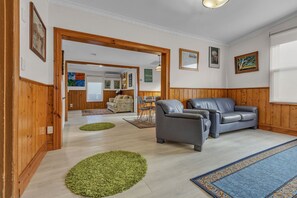 Una televisión, una chimenea