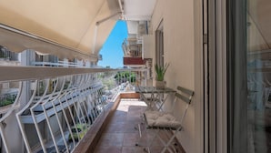 A balcony with a table, chairs, and a hanging chair. - Located above Aristotelous Sq, near cafes, sights & tasty local bites (Thessaloniki)