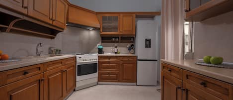 Refrigerador, horno, parrilla de estufa y cafetera y tetera