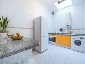 Réfrigérateur, four, plaque de cuisson, cafetière/bouilloire