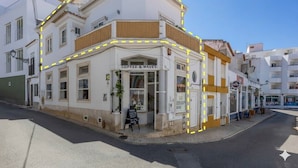Un edificio en esquina con un letrero que dice "Coffee & Waves".
