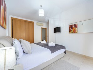 2 bedrooms, iron/ironing board, travel cot, WiFi