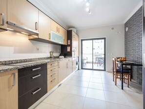 Réfrigérateur, four à micro-ondes, un four, surface de cuisson