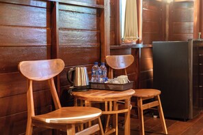 Escritorio, espacio para trabajar con laptop y wifi gratis