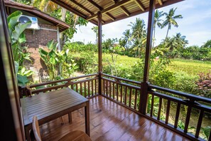 Suíte, sacada, vista para o jardim | Terraço/pátio