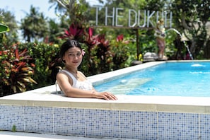 Outdoor pool, pool umbrellas, sun loungers - The Dukuh Retreat (Tabanan)
