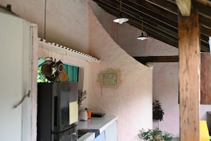 Frigorífic, torradora i utensilis de cuina, vaixella i coberteria