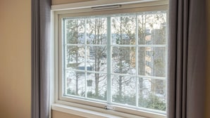A window with a view of trees and buildings outside. - JX Homestay (Ringerike)