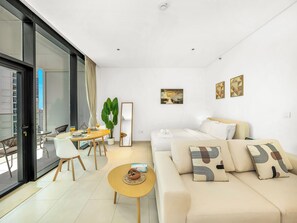 TV - Lux Studio near Burj Khalifa in Downtown with Canal View, 2km Dubai Mall (Dubai)