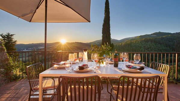 تناول الطعام بالخارج