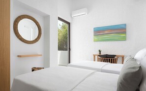 5 dormitoris, planxa i posts de planxar i un bressol de viatge