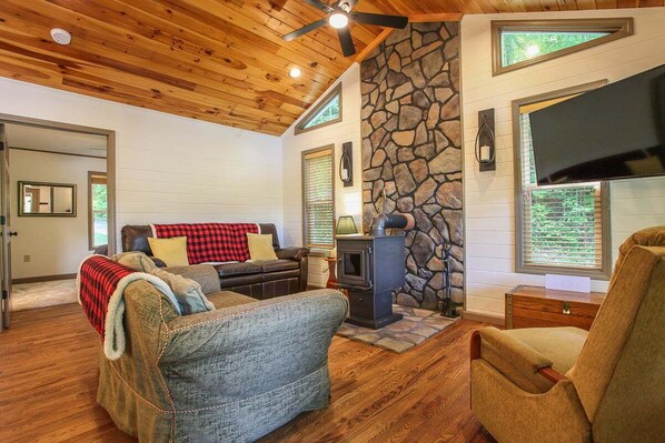 Smart TV y chimenea 