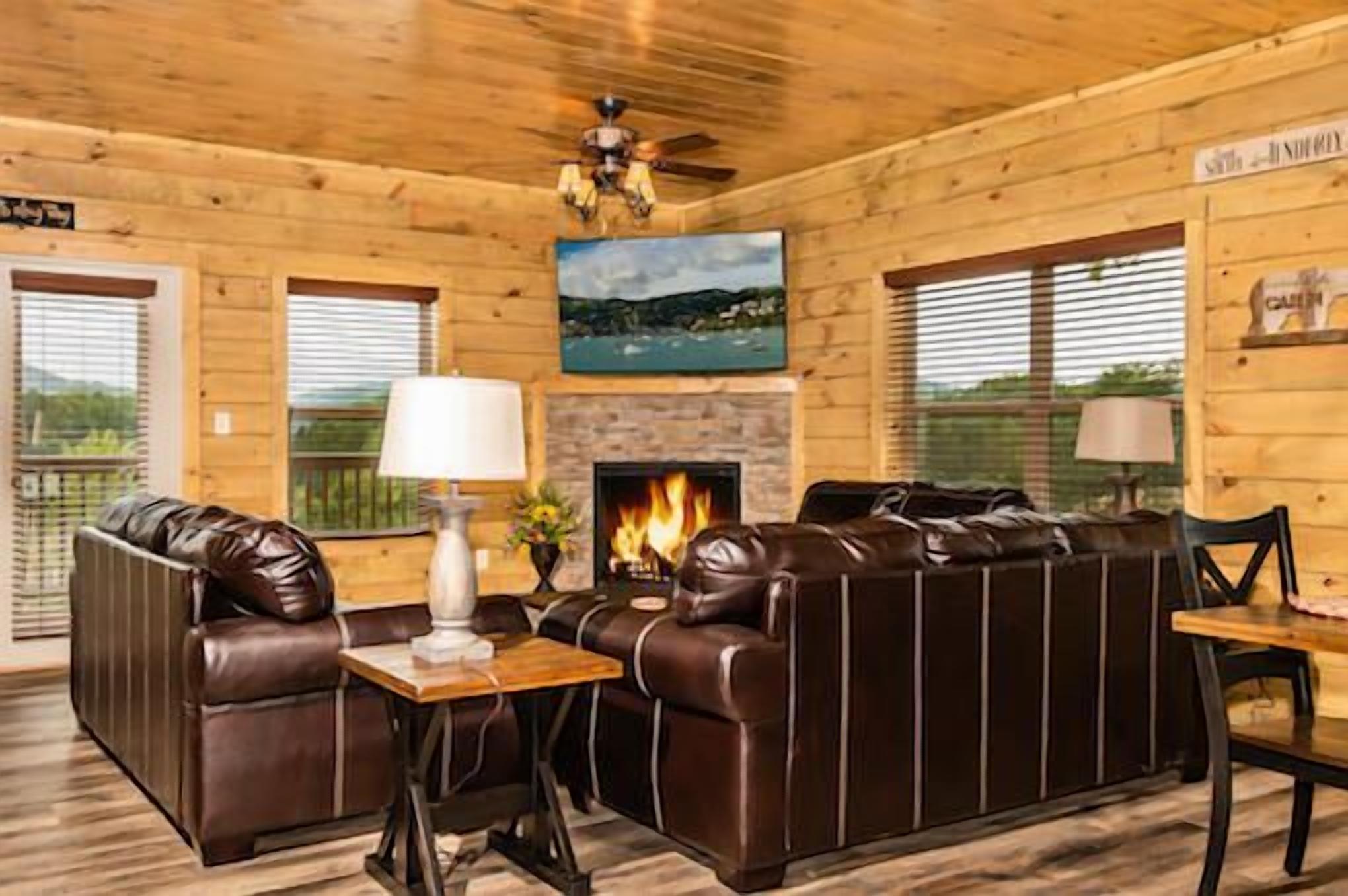 Firefly Is A Spacious, Yet Cozy, Four-bedroom Cabin In Bear Cove Falls. - Gatlinburg