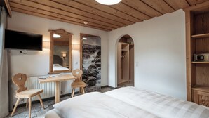 Comfort Double Room, Balcony, Mountain View | In-room safe, WiFi (free) - Gästehaus Wildschütz (Tux)