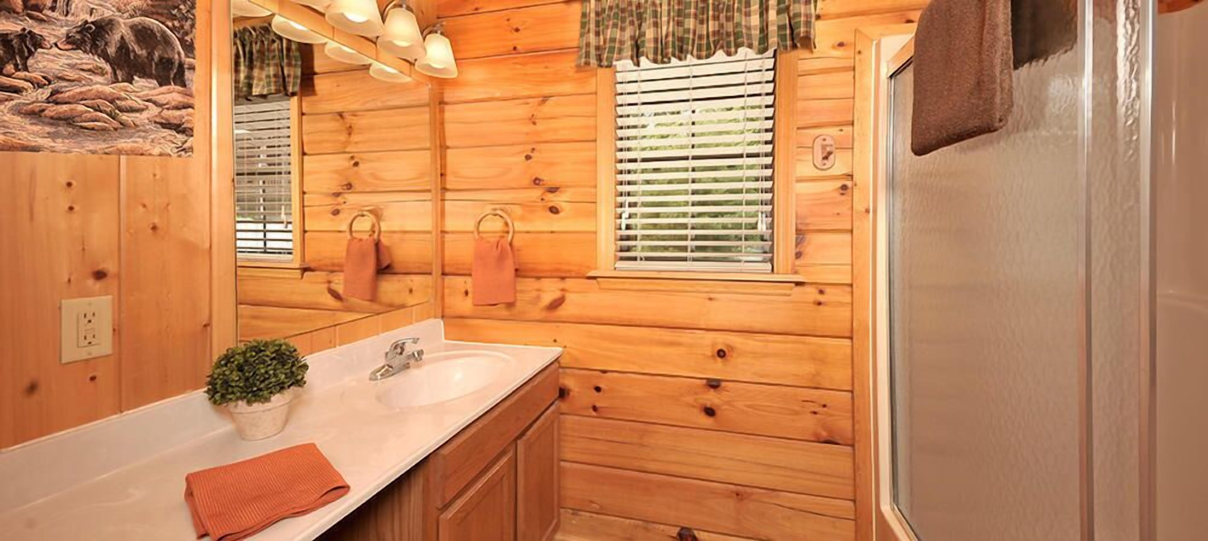 Honey Bear Den Is A Warm And Cozy One-bedroom Cabin In Hidden Springs Resort. - Sevierville, TN
