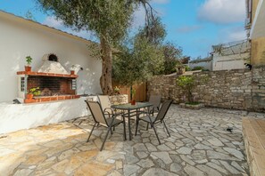 Outdoor dining - Country House 'Serenity' with Private Terrace, Wi-Fi, and Air Conditioning (Paxoi)