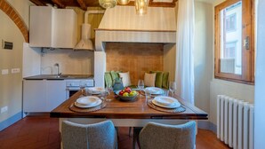 Leilighet (2 Bedrooms) | Eget kjøkken | Kaffetrakter/tekoker, kjøleskap, mikrobølgeovn og ovn