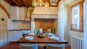 Apartment (2 Bedrooms) | Private kitchen | Full-size fridge, microwave, oven, stovetop