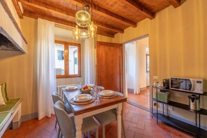 Apartment (2 Bedrooms) | In-room dining