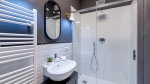 Leilighet (2 Bedrooms) | Bad | Dusj, toalettartikler (inkludert), hårføner og bidé