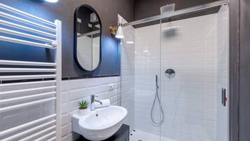 Apartment (2 Bedrooms) | Bathroom | Shower, free toiletries, hair dryer, bidet