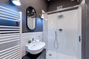 Apartemen (2 Bedrooms) | Kamar mandi | Shower, perlengkapan mandi gratis, pengering rambut, dan kloset