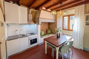 Appartement (2 Bedrooms) | Cuisine privée | Micro-ondes, four