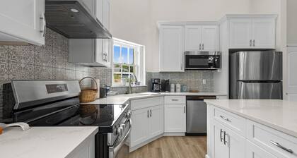 3-BR Spacious Stay--All Attractions Minutes Away
Near Downtown San Antonio