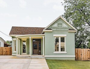 Exterior - Walk to Alamodome! Historic Spacious Home (San Antonio)