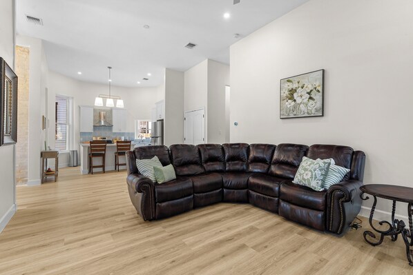 TV - Walk to Alamodome! Historic Spacious Home (San Antonio)