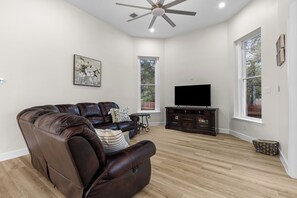 TV - Walk to Alamodome! Historic Spacious Home (San Antonio)