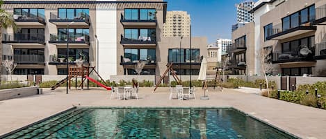 Una piscina al aire libre