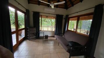 Coffres-forts dans les chambres, fer et planche à repasser