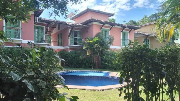 A house with a swimming pool surrounded by lush greenery. - Aldeia da Mata - near the sea (Arraial d'Ajuda)