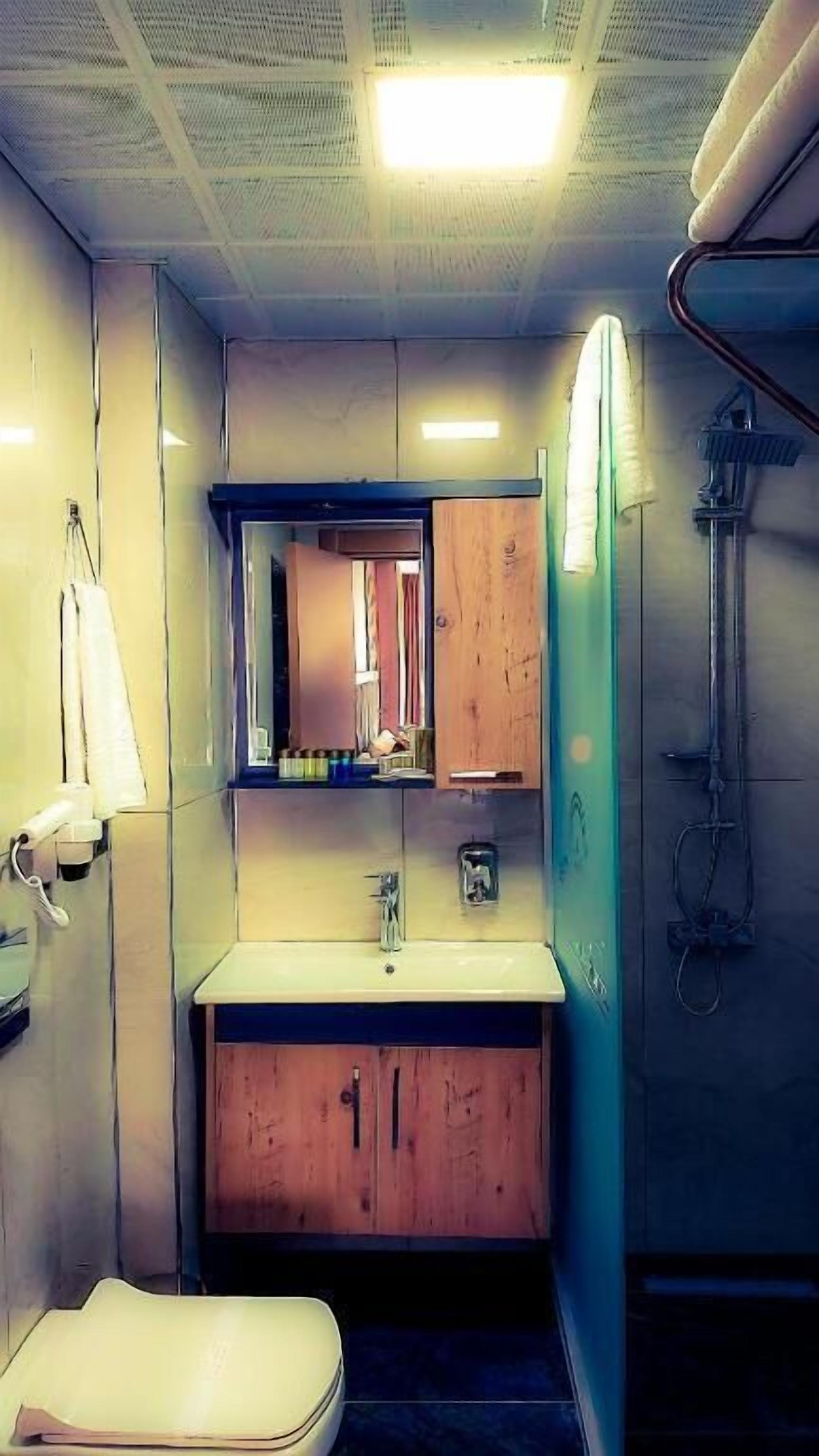 Douche, articles de toilette gratuits, sèche-cheveux, chaussons