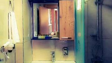 Douche, articles de toilette gratuits, sĂšche-cheveux, chaussons