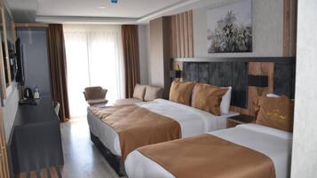 Chambre Double Standard, vue ville | Coffres-forts dans les chambres, bureau