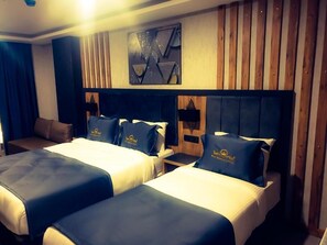 Chambre Double Standard, vue ville | Coffres-forts dans les chambres, bureau