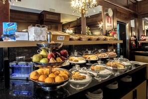 Café da manhã com buffet todos os dias mediante uma taxa