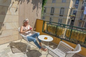 Economy Room, City View | In-room safe, blackout drapes, iron/ironing board, free WiFi - hotel mythos (Milan)