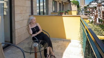 Camera con letto matrimoniale o 2 letti singoli, vista città | Terrazza/patio