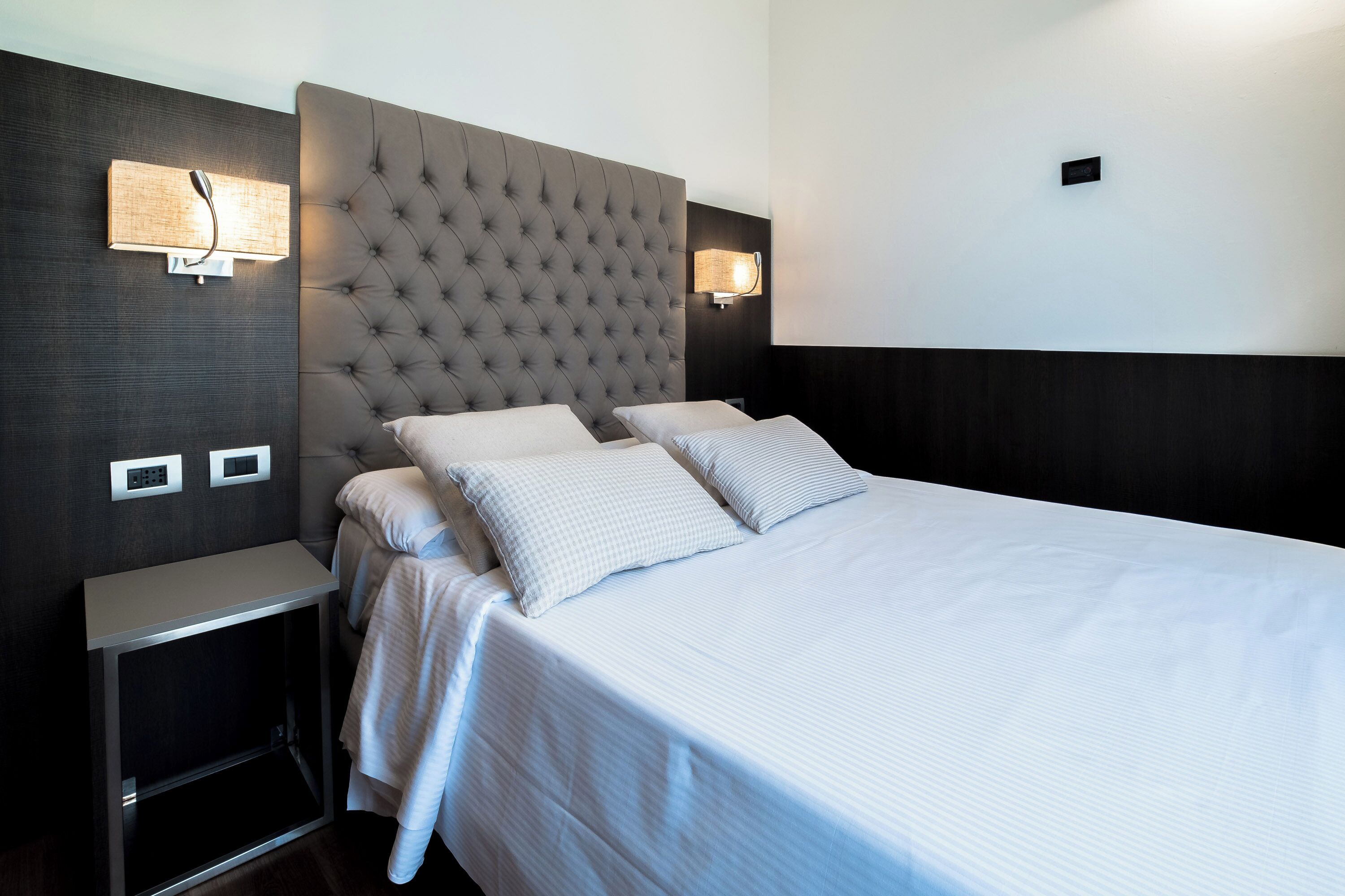 Camera Economy, vista città | Una cassaforte in camera, tende oscuranti, ferro/asse da stiro