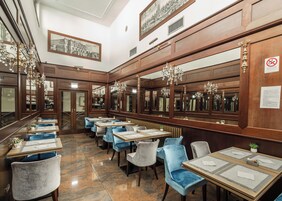 每日供应自助式早餐（每人 EUR 15）